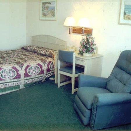 Spencer Inn & Suites Стая снимка